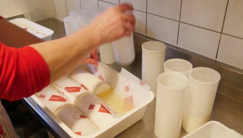 Die angesäuerte Milch wird in zylinderförmige Gefäße gefüllt