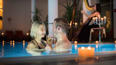 50 Gründe, warum Candle-Light-Schwimmen die beste Geschenkidee aller Zeiten ist