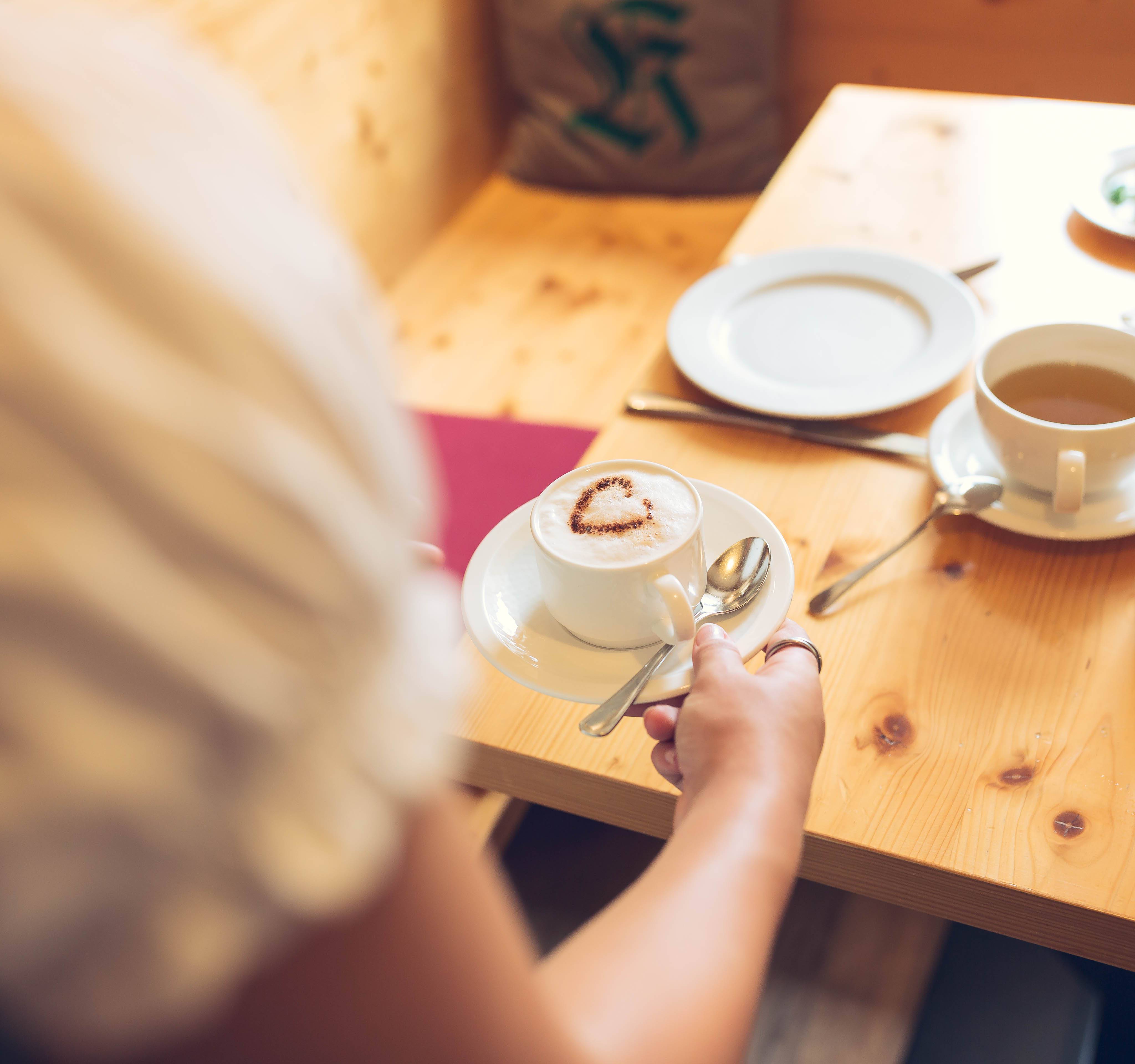 Cappuccino mit Herz wird serviert