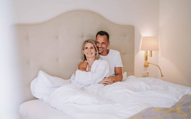Wie mache ich ihn zum Kuschelbären? Kuschel-Tipps für mehr Nähe in der Beziehung