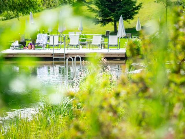 Garden hotel with natural bathing pond