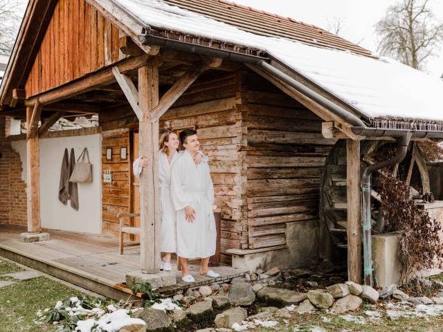 Paar vor der Sauna im Winter