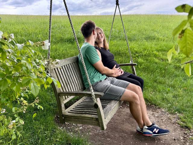 Paar auf der Birnenschaukel