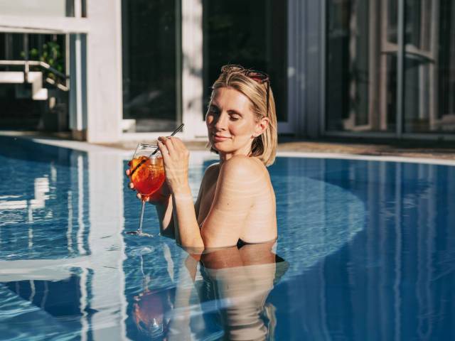 Frau genießt im Pool