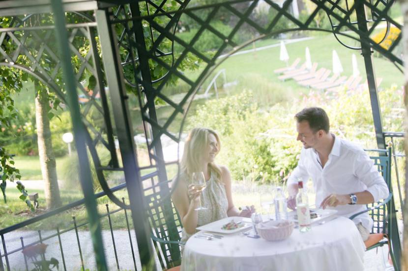 Der Tisch im Pavillon ist gedeckt