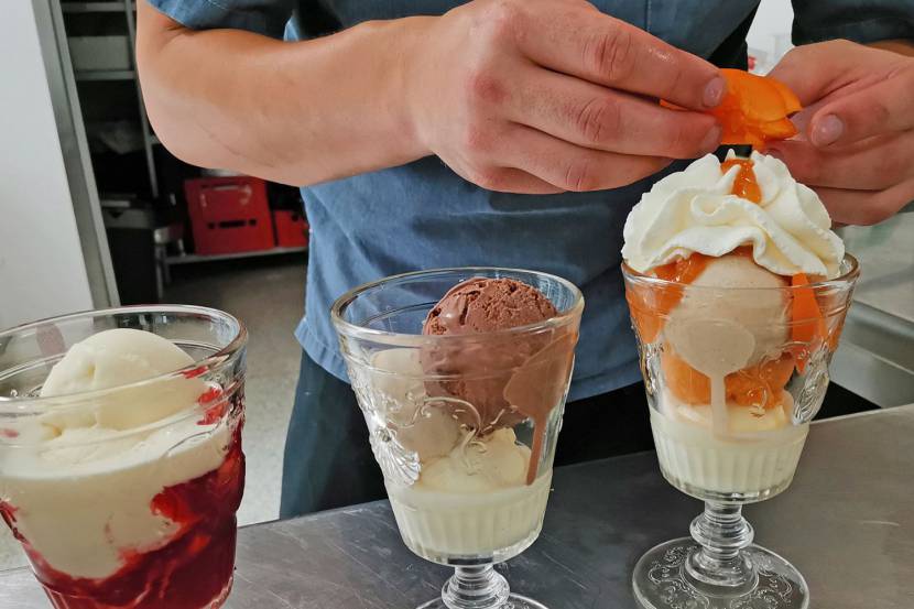 frisch zubereitete Bio-Eisbecher