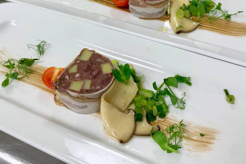 Blunzenterrine auf Kräuterseitlingen