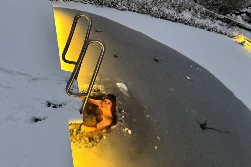 Eisbaden im Naturbadeteich in der Kothmühle umgeben von Schnee