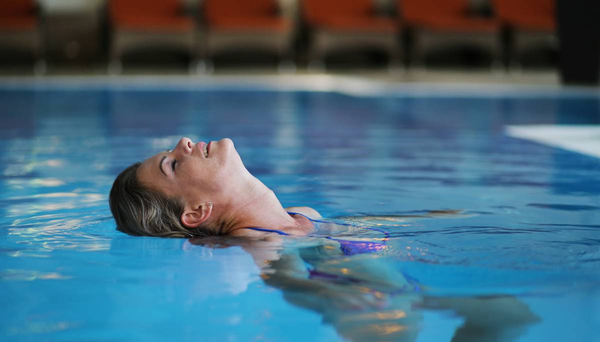 Schwimmen im Indoorpool im Wellnessurlaub