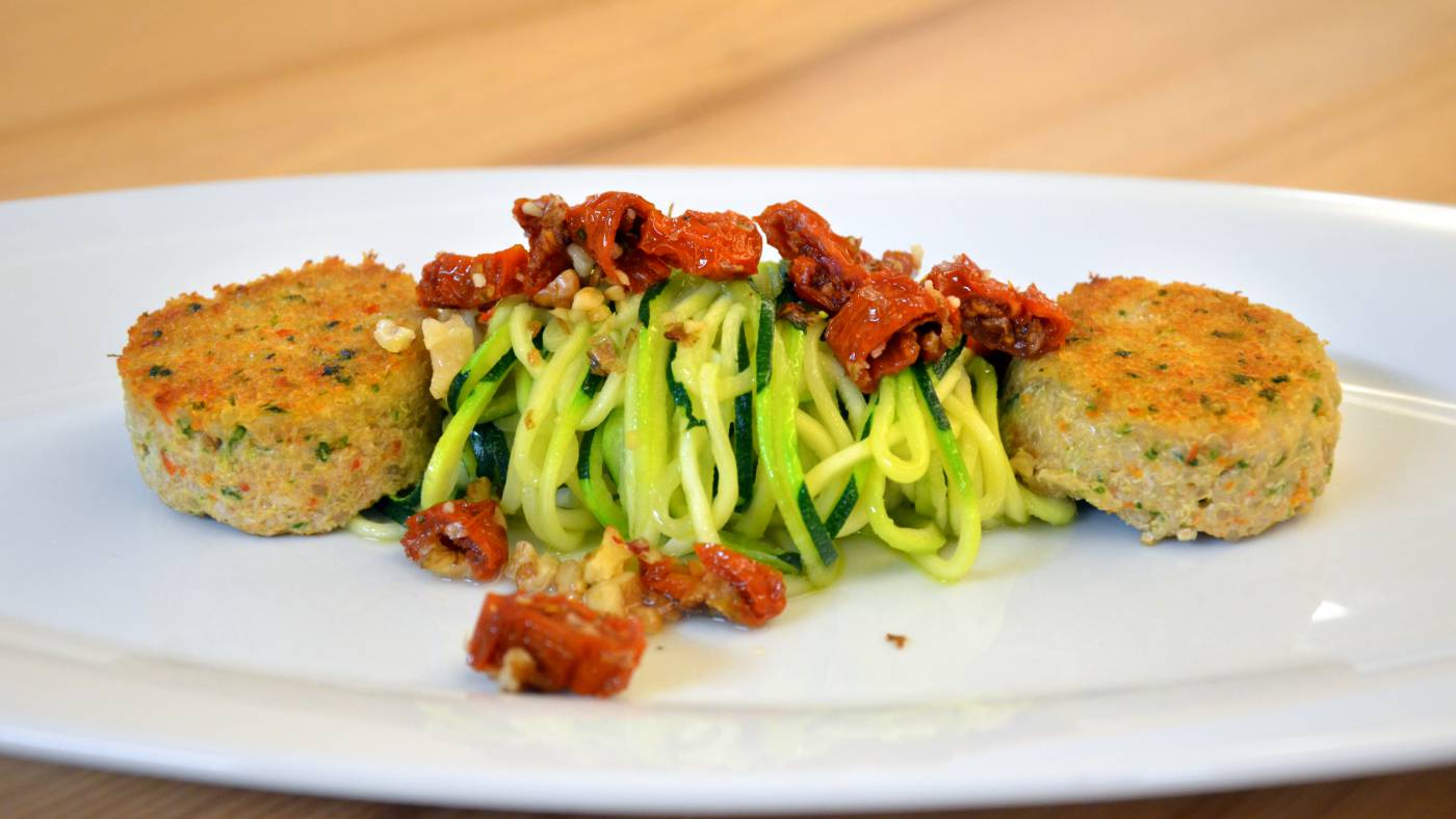 Rezept: Berglinsenlaibchen mit Zucchinispaghetti auf Walnuss-Paradeiser-Pesto