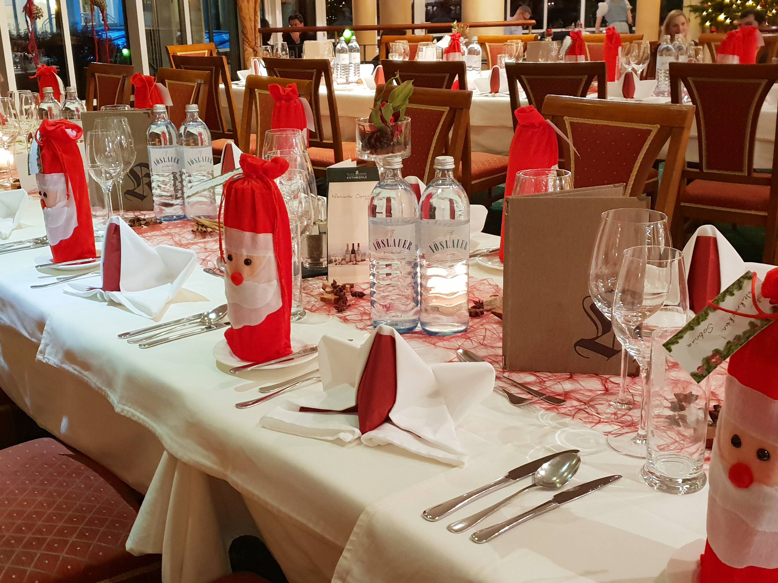 Weihnachtliche Tischdekoration im Restaurant bei Amstetten