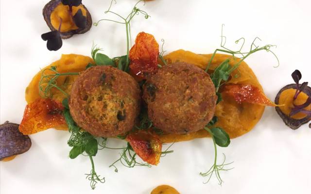 Mostviertler Falafeln auf Kürbispüree & blauen Chips