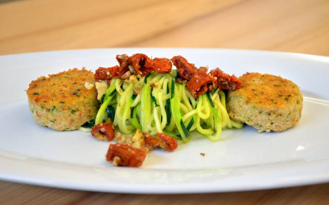 Rezept: Berglinsenlaibchen mit Zucchinispaghetti auf Walnuss-Paradeiser-Pesto