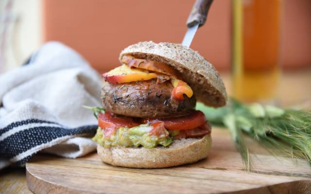 Rezept: Portobello-Burger mit Nektarine und Guacamole