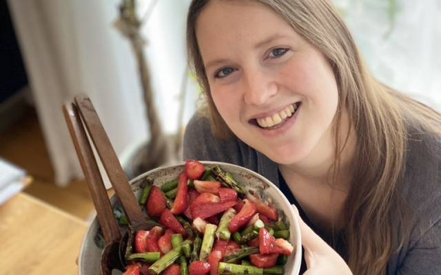 Jetzt schon den Sommer schmecken, mit unserem Erdbeer-Spargel Salat