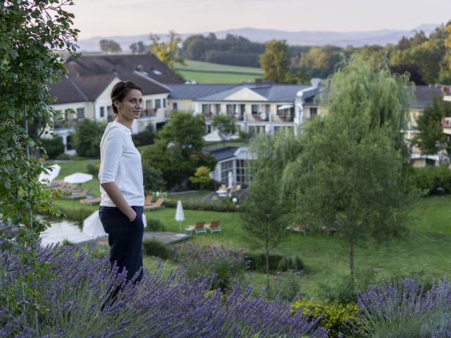 Frau genießt die Atmosphäre im Relax Garten