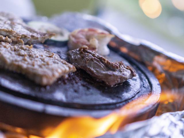 Steinplattengrill beim Pavillon Dinner