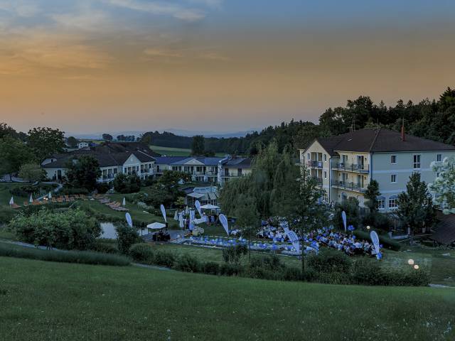 Abendstimmung bei der Sommerparty im Garten