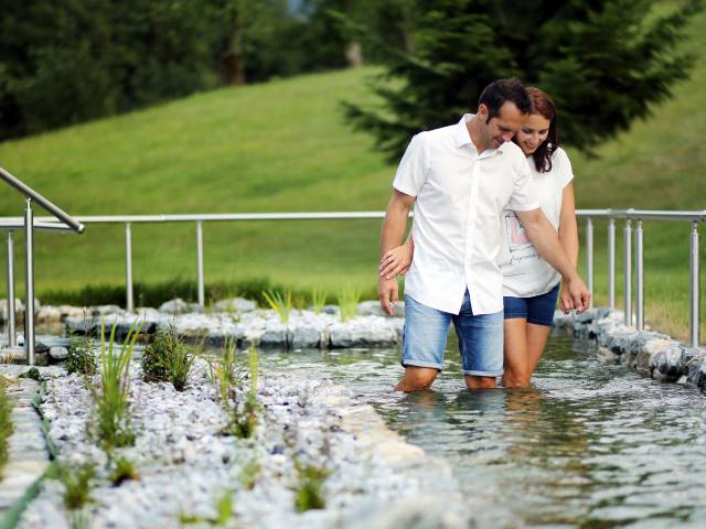 Pärchen beim Kneippen im Relax Garten