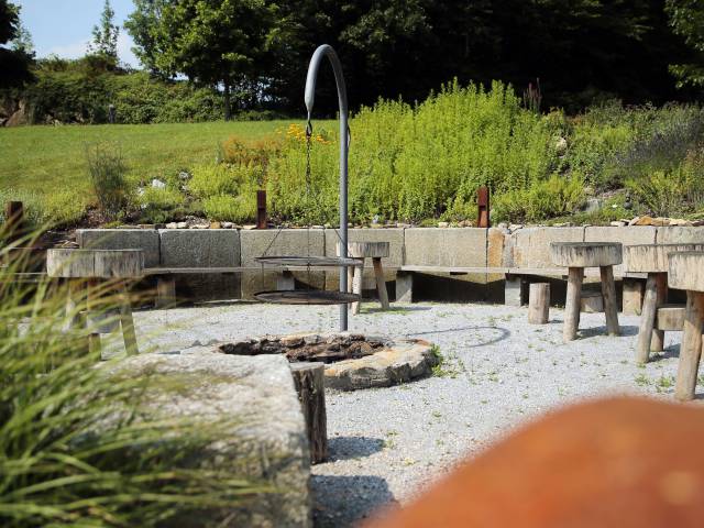 Feuerstelle und Kräutergarten im Gartenhotel