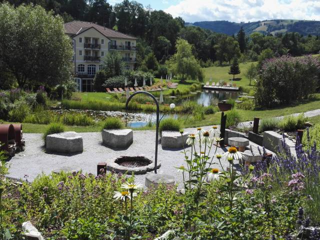 Feuerstelle und Kräutergarten im Gartenhotel