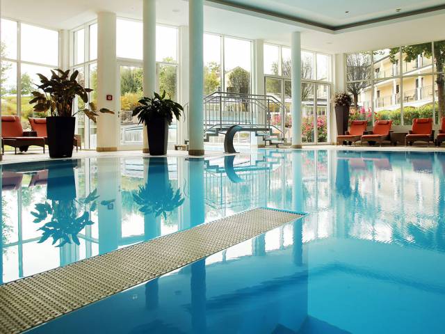 Pool im Wellnessbereich