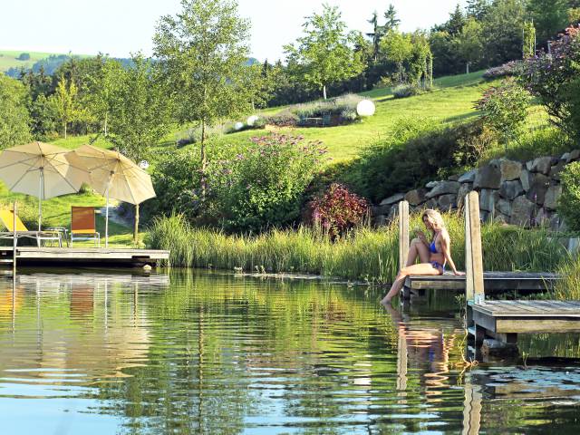 Am Schwimmteich relaxen