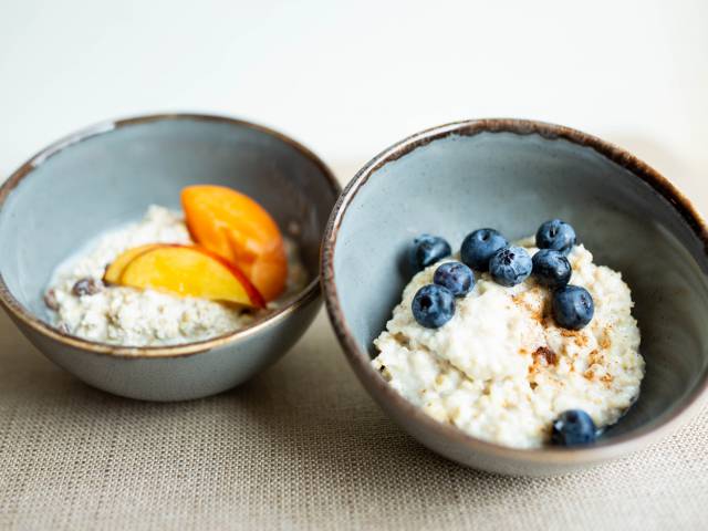 Müsli und Porridge mit frischen Früchten