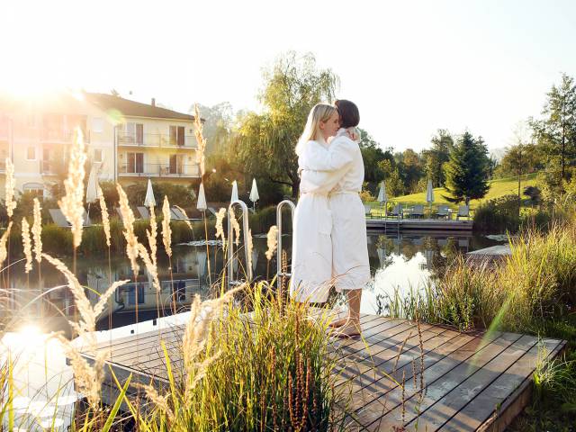 Paar kuschelt am Steg vom Gartenhotel