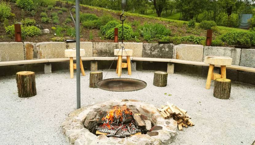 Grillen bei der Feuerstelle als Incentive beim Seminar in Niederösterreich