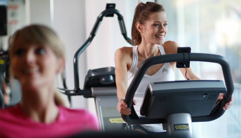 Im Fitnessstudio trainieren