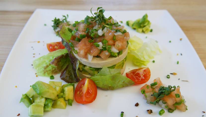 Veganes Avocado Tartare mit Tomaten auf geräuchertem Tofu