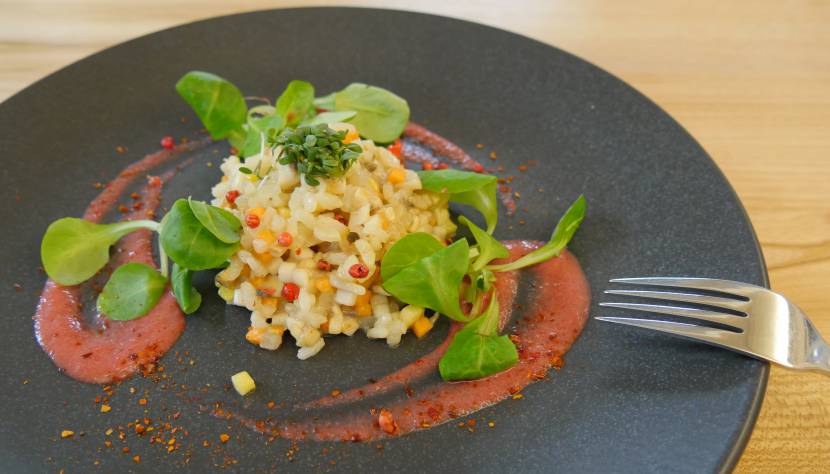 Veganes Risotto mit Pilzen, Gemüse und Roten Rüben Schaum