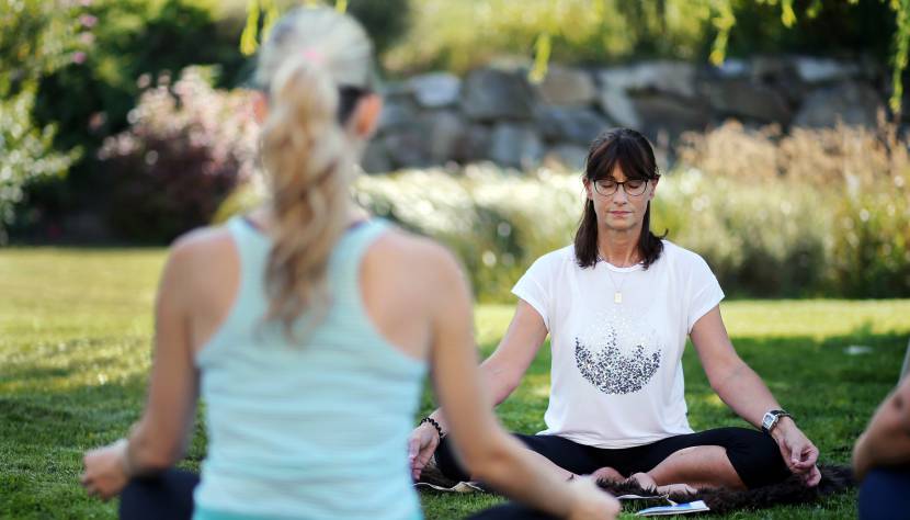 Massagen und Yoga-Einheiten