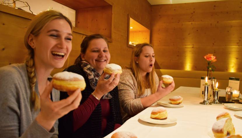 Lydia, Andrea und Sandra testen Mostviertler Faschingskrapfen