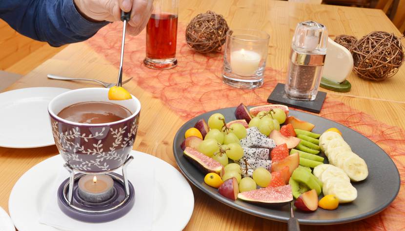 Ein romantisches Fondue mit Schoko und Früchten