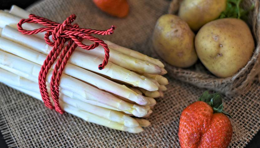 Nun werden auf Hochtouren Spargel geschnitten und Erdbeeren gepflückt