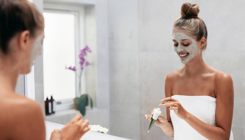 Gesichtsmaske verleiht der Haut die notwendige Feuchtigkeit