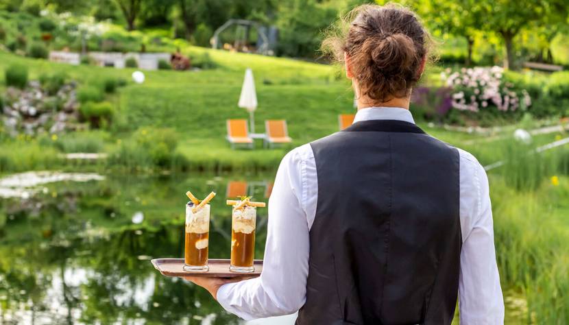 Eine Outdoorcocktailbar neben dem großen Naturbadeteich