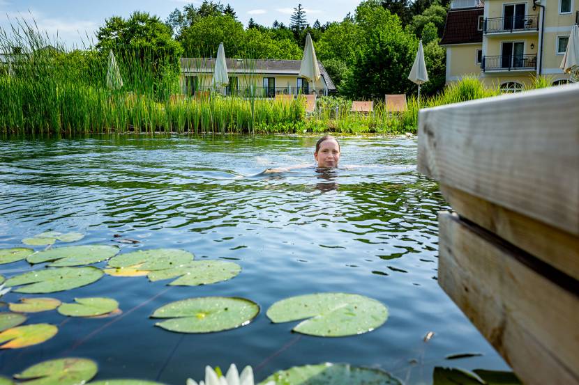 Mit kräftigen Zügen schwimmen Sie im Badeteich