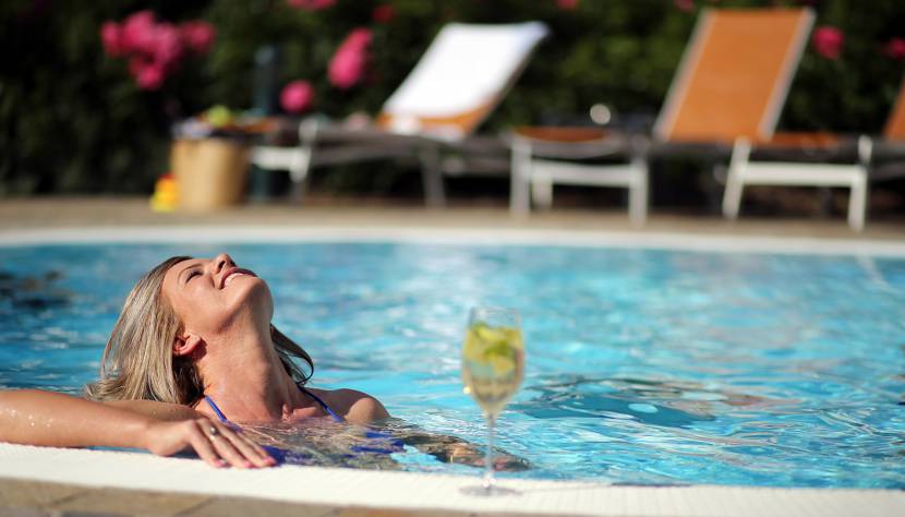 Frau im Pool