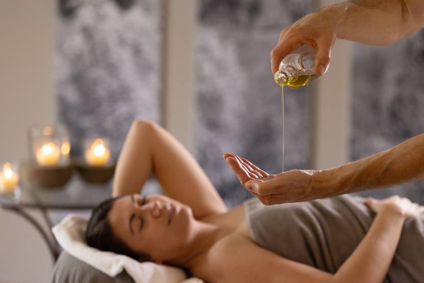 Massage mit ätherischen Ölen