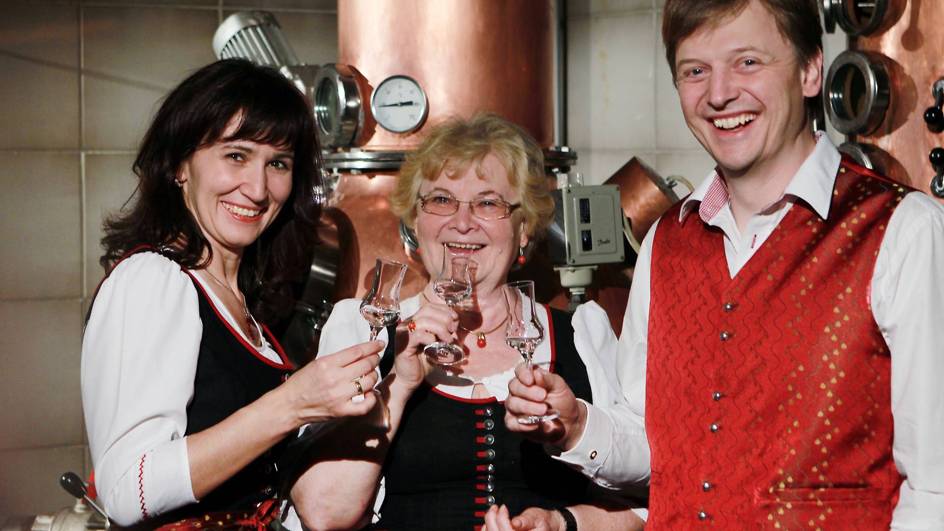 Familie Scheiblauer in der hauseigenen Brennerei