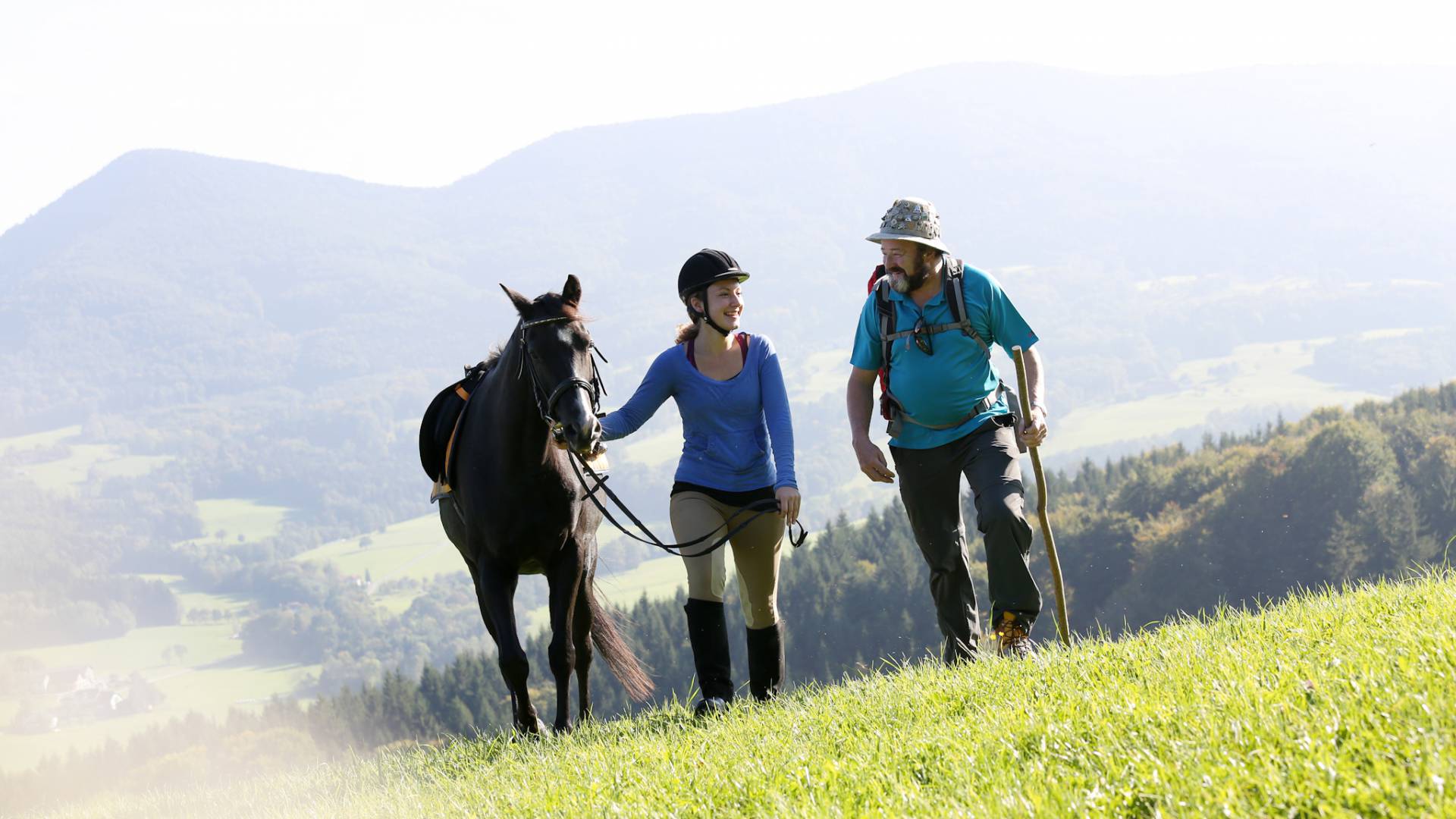 Frau mit Pferd und Wanderer im Mostviertel