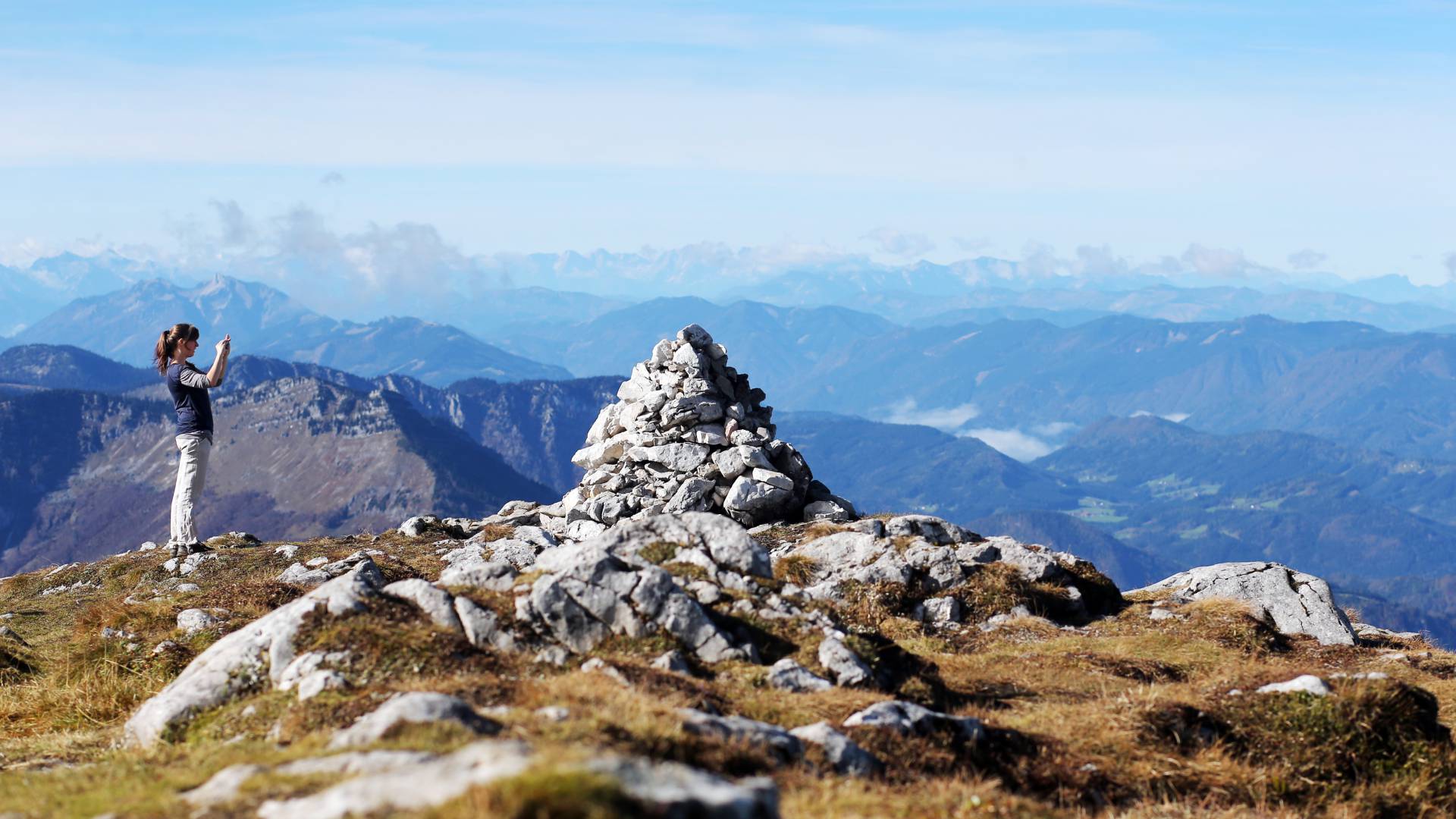 Frau mit Ausblick auf das Mostviertel