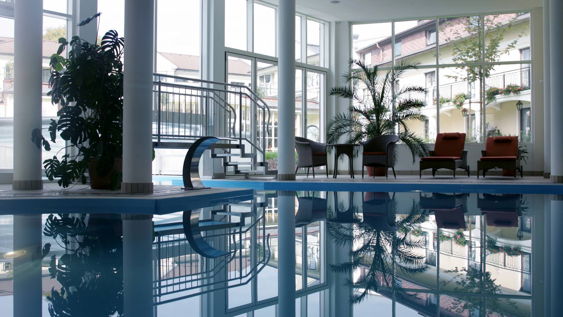 Schwimmbad mit Outdoorpool im Wellnesshotel Österreich