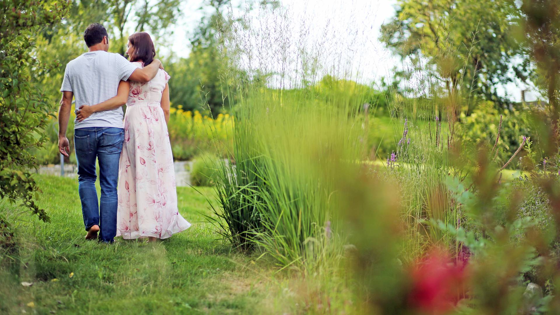 Romantischer Spaziergang im Garten