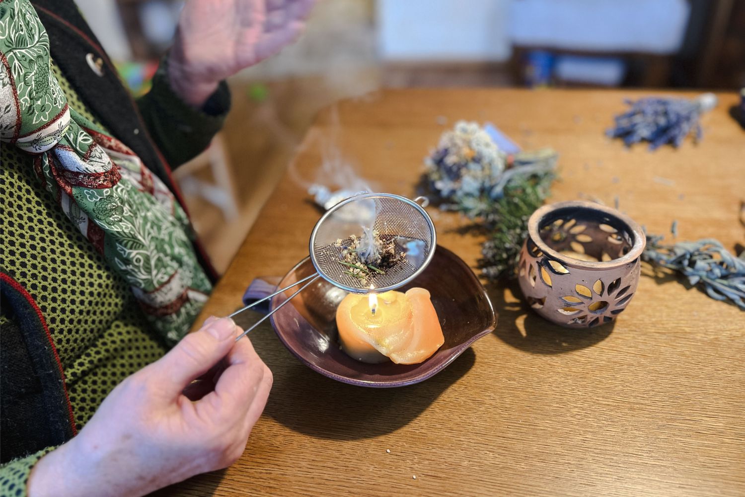 Räucherkugeln mit Kräutern und Blüten selber machen